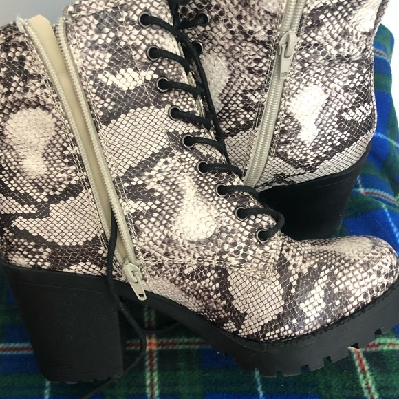 NWOT ladies ‘faux snakeskin’ combat style boots - Picture 1 of 5